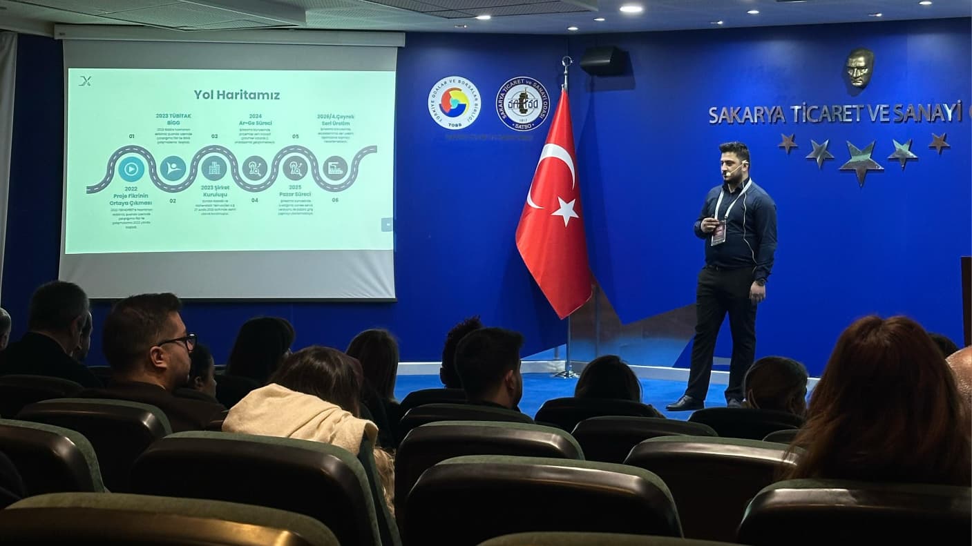 Demo Day’25 sahnesinde gerçekleştirdiğimiz sunum.