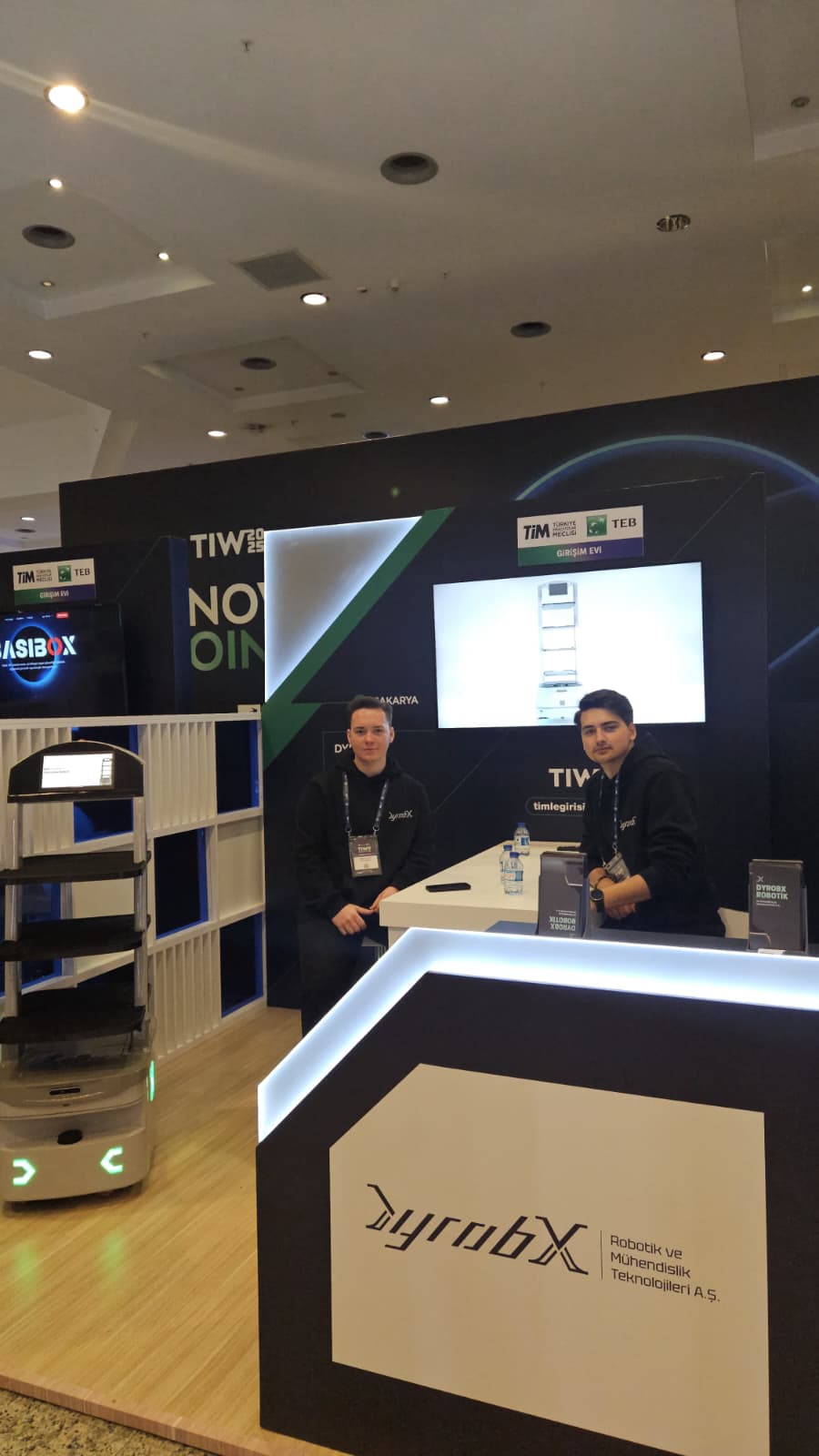 DYROBX ekibi, Türkiye Innovation Week 2025 standında.